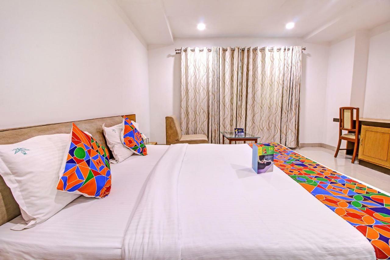 Fabhotel Syberitic Suites Gachibowli - Fully Vaccinated Staff Kondapur  Exterior foto